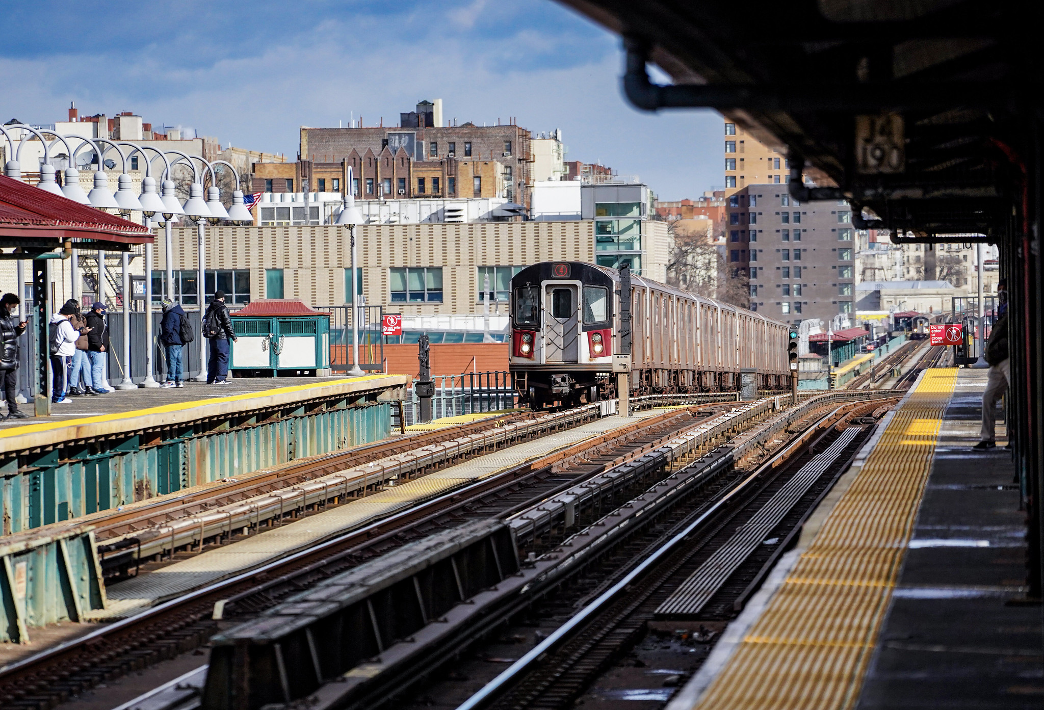A train arrives at the East 170 St station on the Jerome Av 4 line.